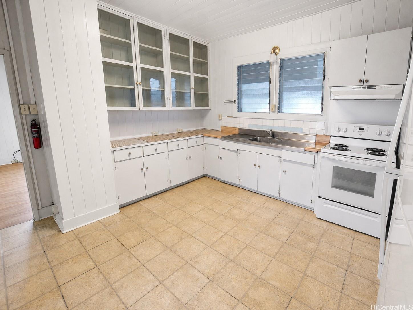 937 A Road Pearl City, HI 96782 - Photo 5 of 18 Kitchen cabinets