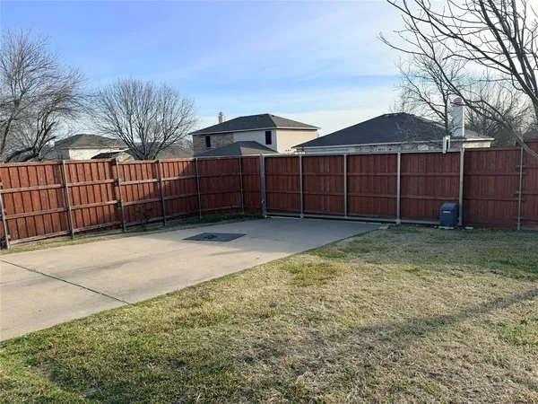 a view of a backyard