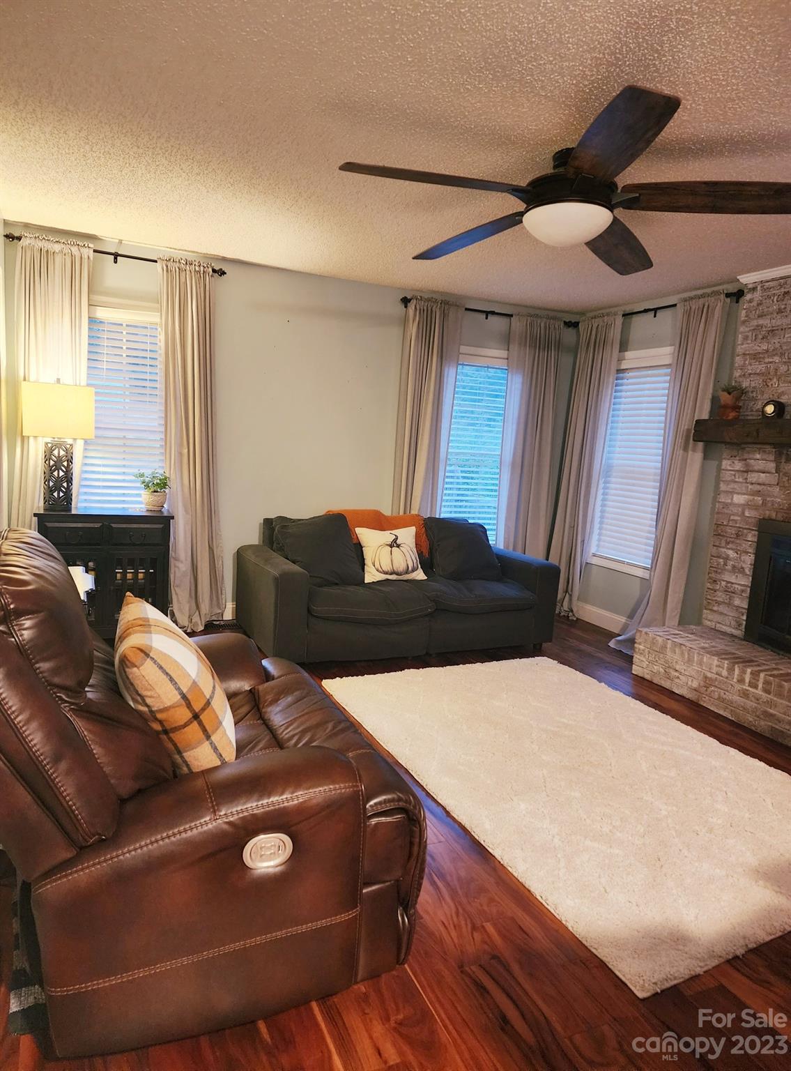 160 Hunters Pointe Drive Dallas, NC 28034 - Photo 2 of 31 a living room with furniture