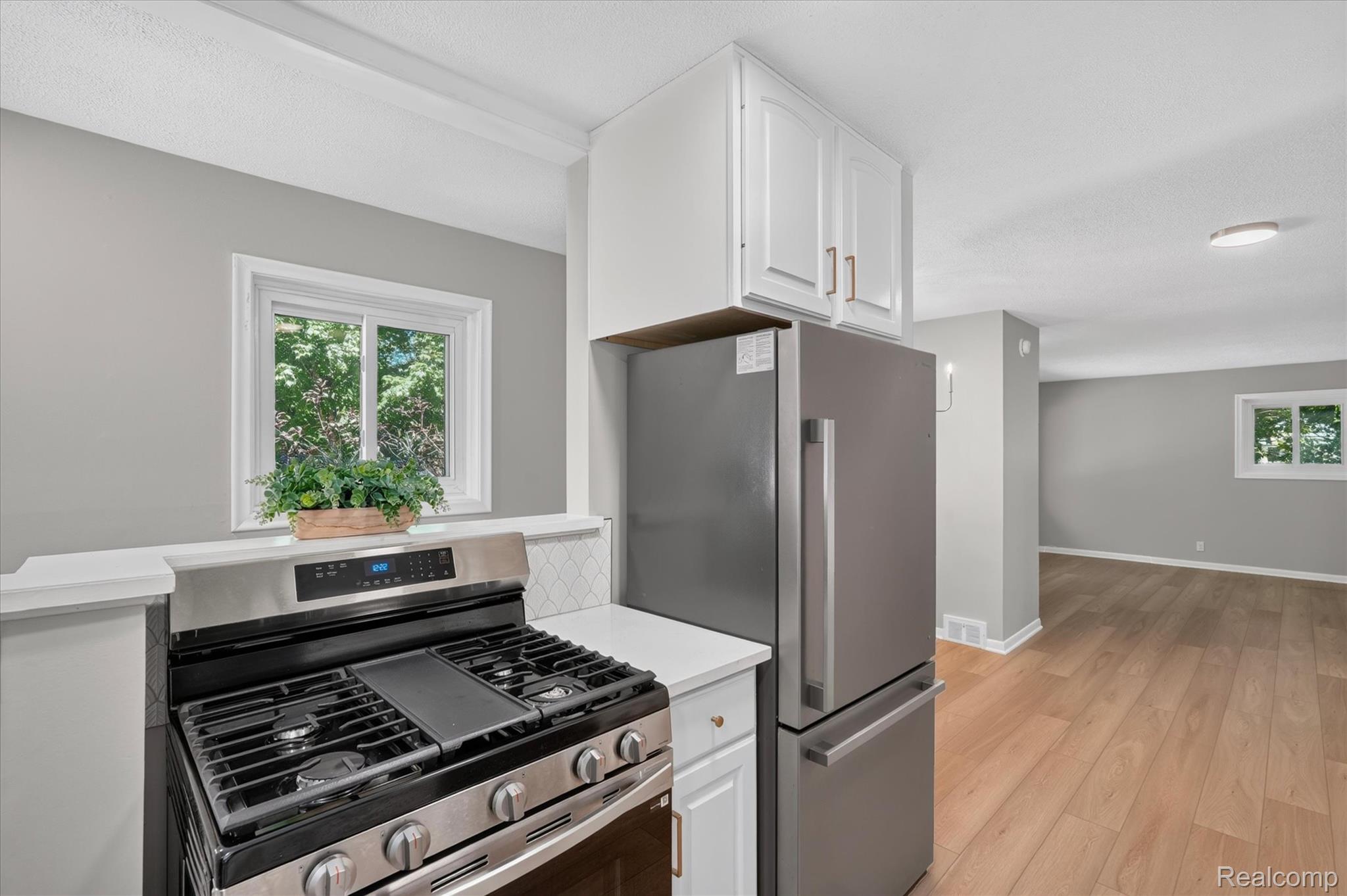 1149 Parallel Street Fenton, MI 48430 - Photo 15 of 34 15-Kitchen.jpg