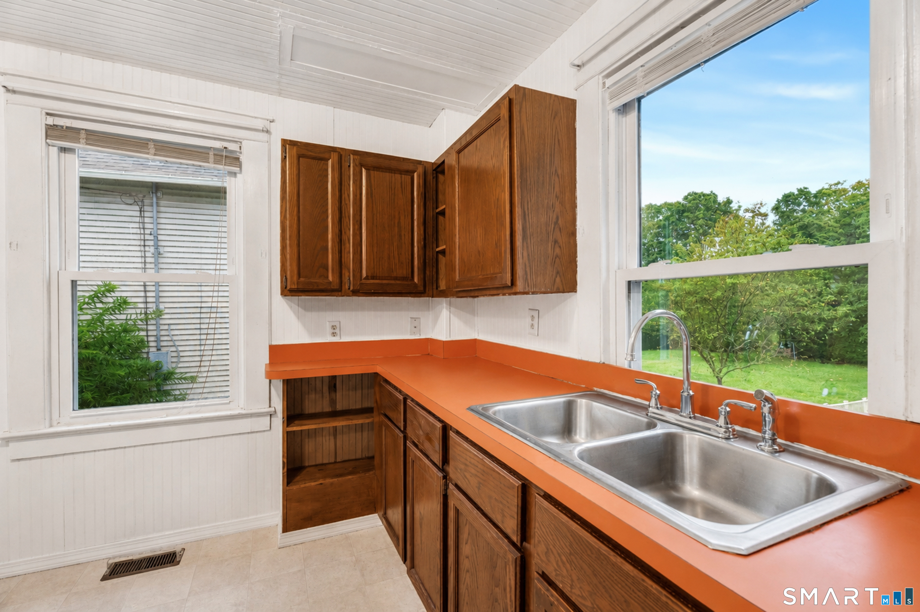 285 Niantic River Road Waterford, CT 06385 - Photo 13 of 40 Gallery Image 13