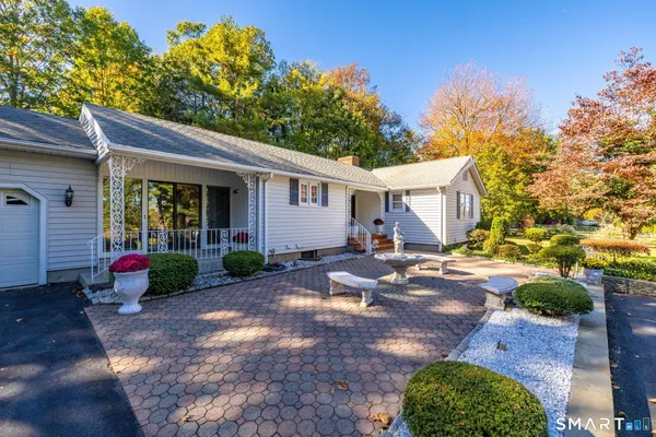 a view of a house with backyard
