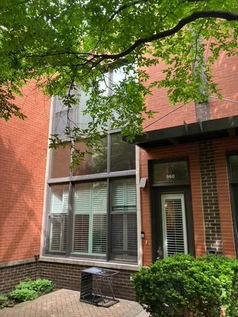 $3,695 | 960 North Crosby Street, Chicago, IL 60610