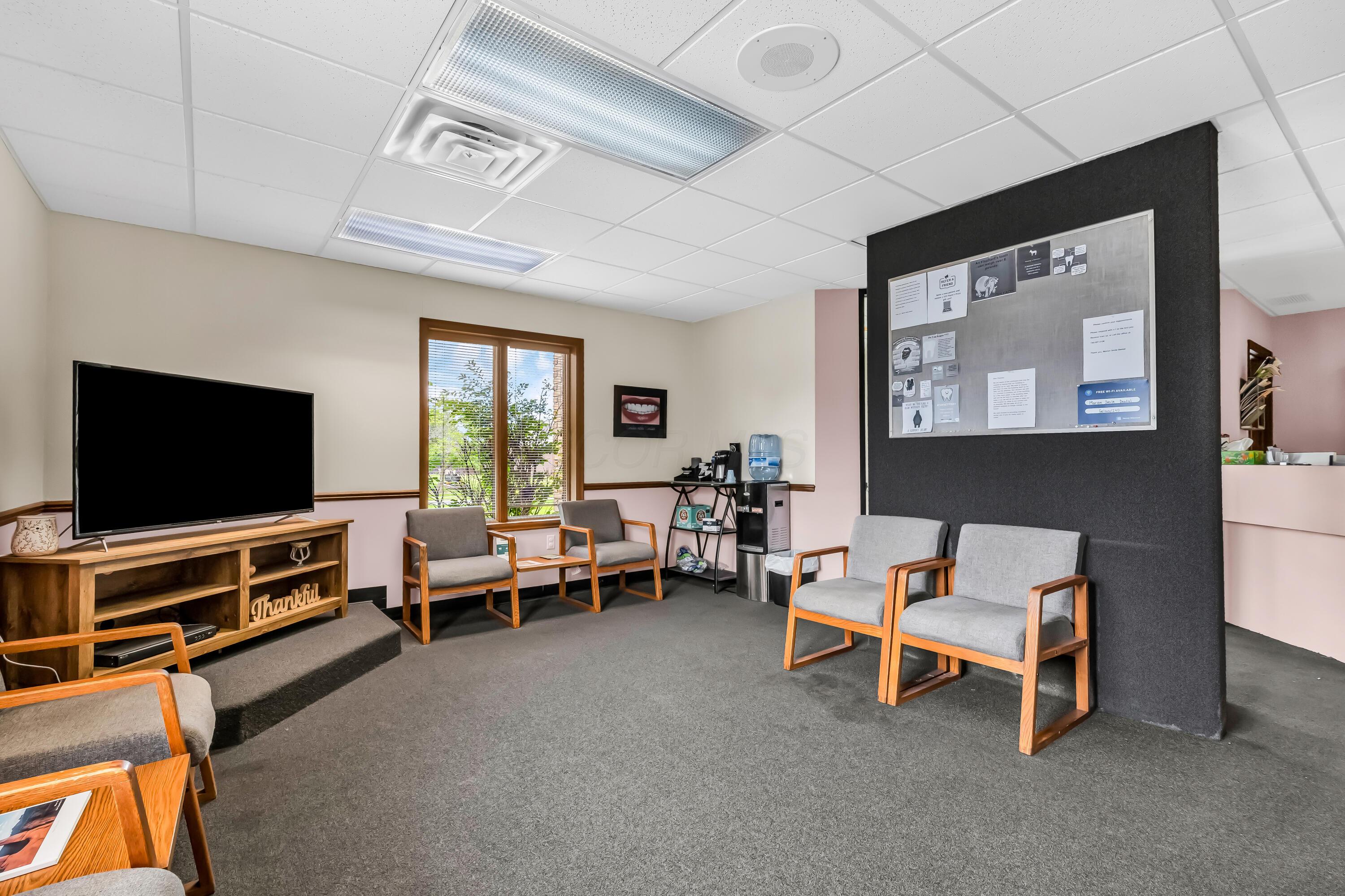 1240 Crescent Heights Road Marion, OH 43302 - Photo 10 of 60 • Blue carpet • Ivory & pink painted walls • Chair railing • Acoustic ceiling tiles • Fluorescent lighting • Mini blinds
