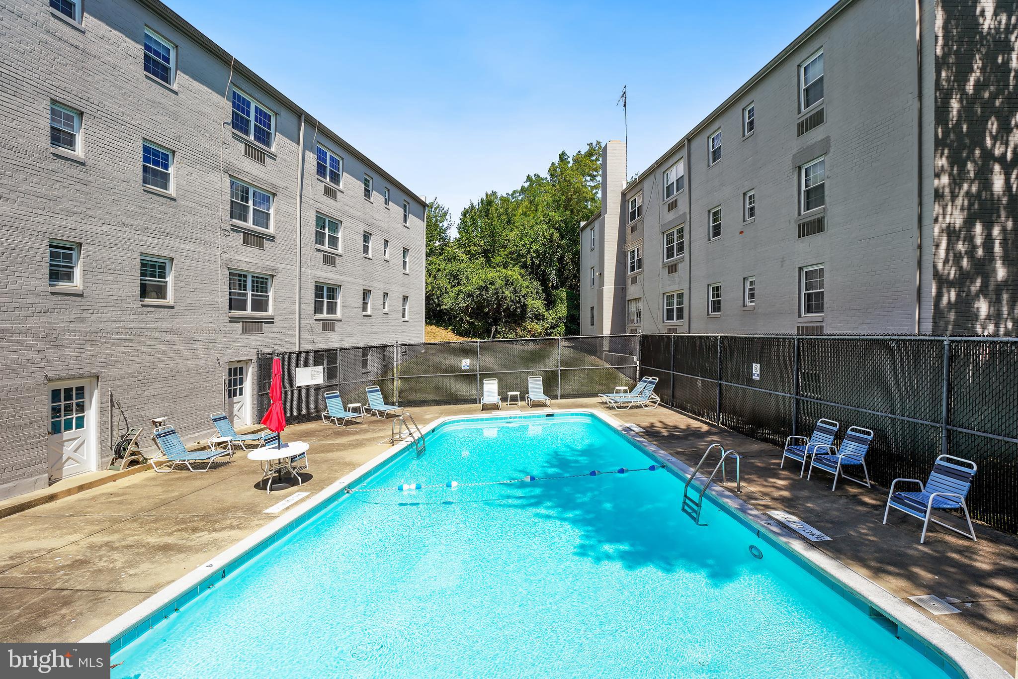 2030 North Vermont Street, Unit 301 Arlington, VA 22207 - Photo 26 of 32 a backyard of a house with outdoor seating