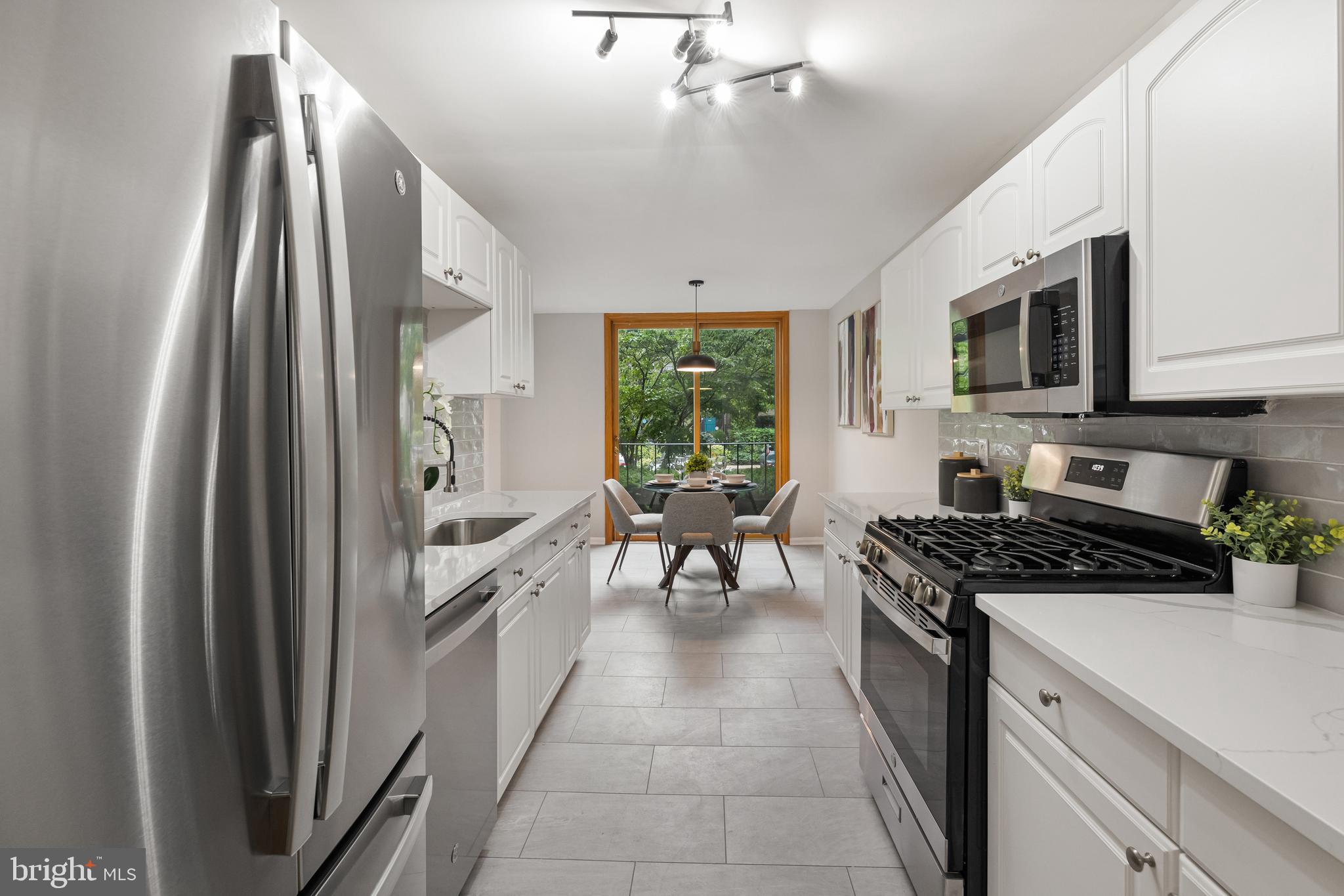 8006 Inverness Ridge Road Potomac, MD 20854 - Photo 11 of 43 Gas cooking and stainless steel appliances!