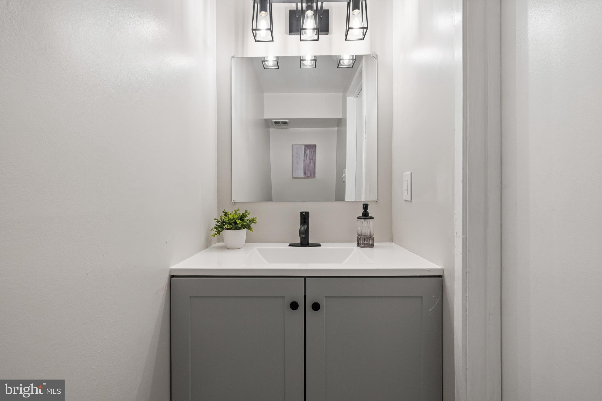 8006 Inverness Ridge Road Potomac, MD 20854 - Photo 18 of 43 Updated half bath on the main level.