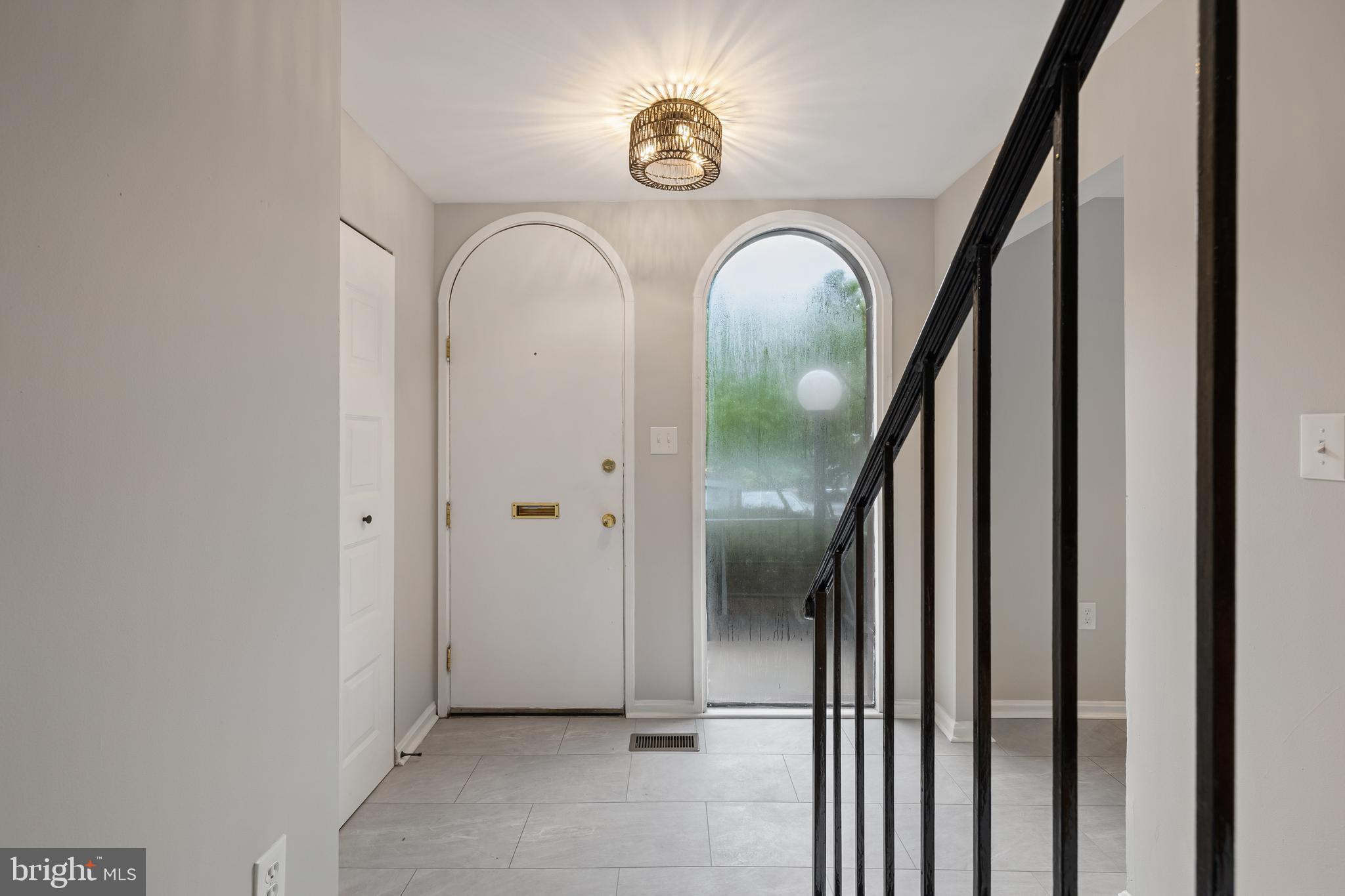 8006 Inverness Ridge Road Potomac, MD 20854 - Photo 4 of 43 Sun filled entry!