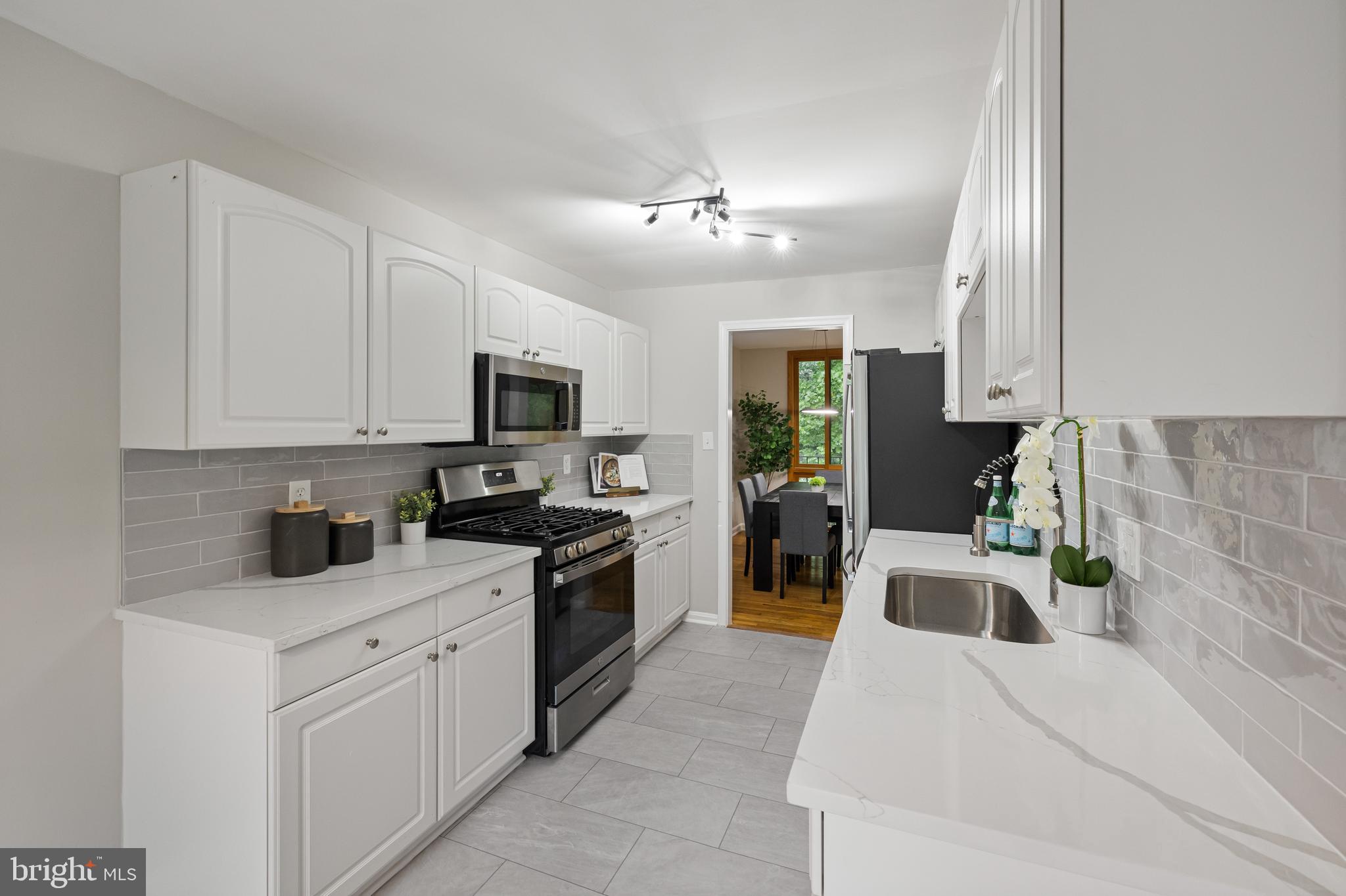 8006 Inverness Ridge Road Potomac, MD 20854 - Photo 9 of 43 Fully updated kitchen, including new appliances!