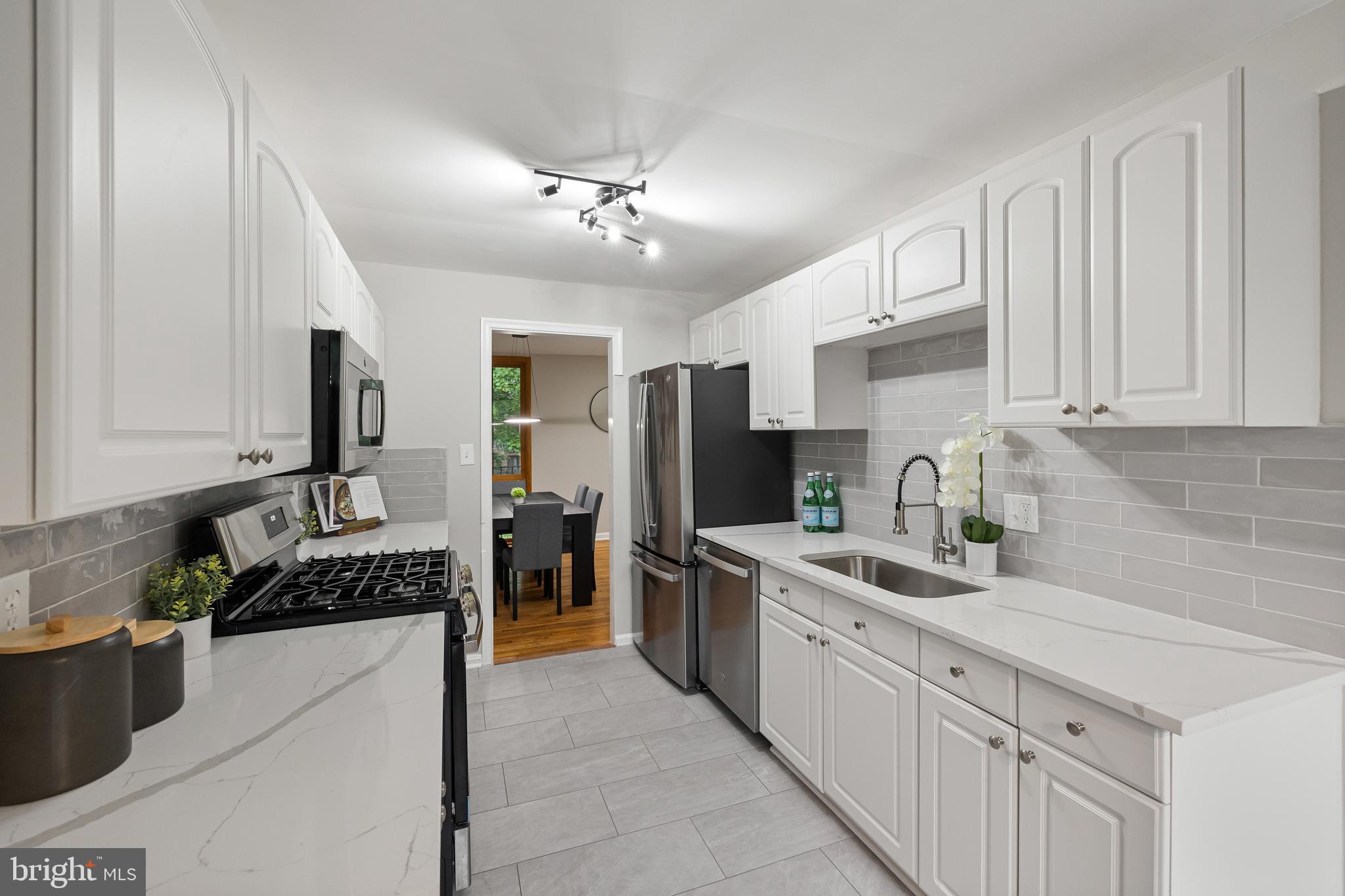 8006 Inverness Ridge Road Potomac, MD 20854 - Photo 10 of 43 Gorgeous backsplash!