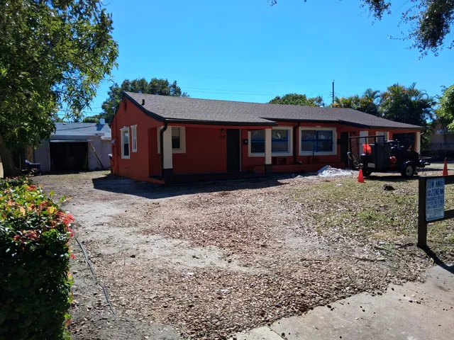 a view of a house with a yard
