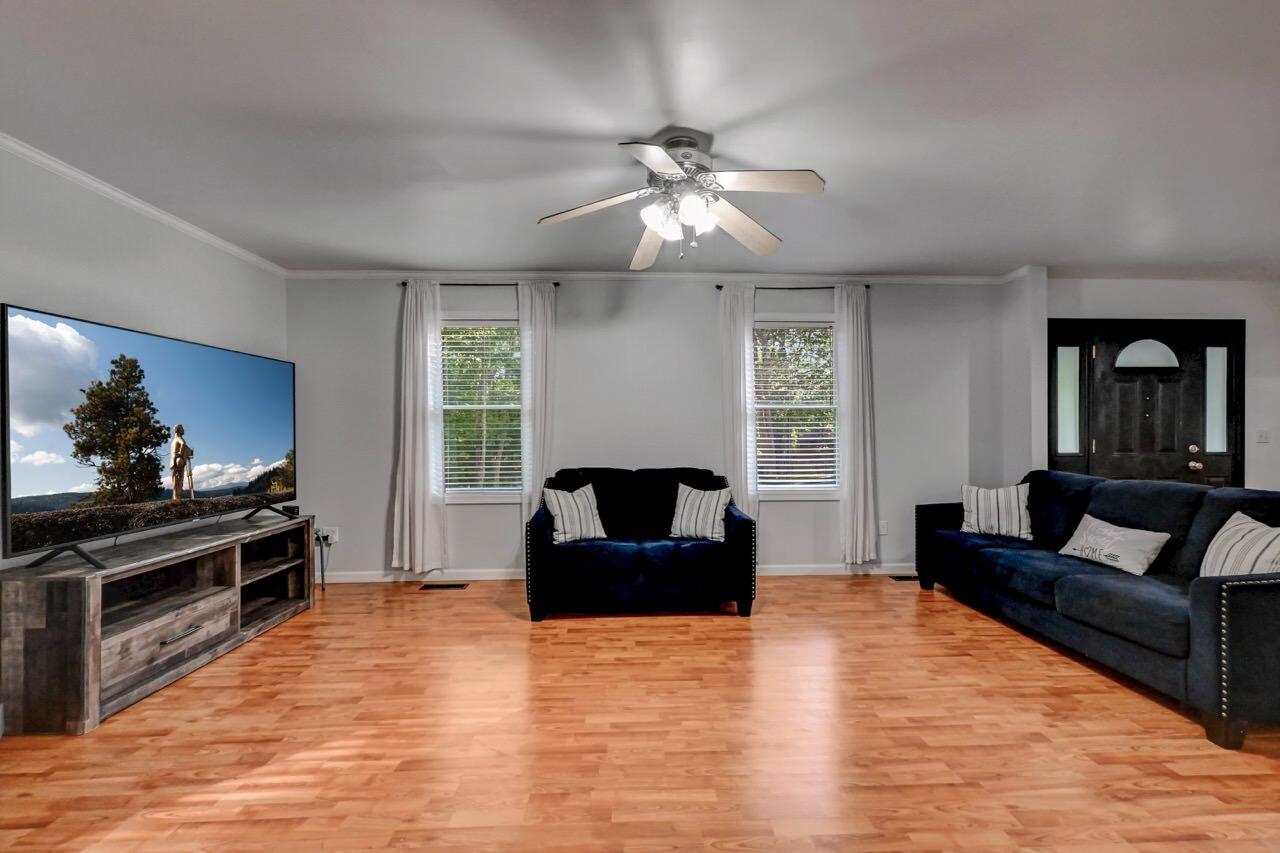 531 Chancellor Road East Stroudsburg, PA 18302 - Photo 12 of 61 Living Room
