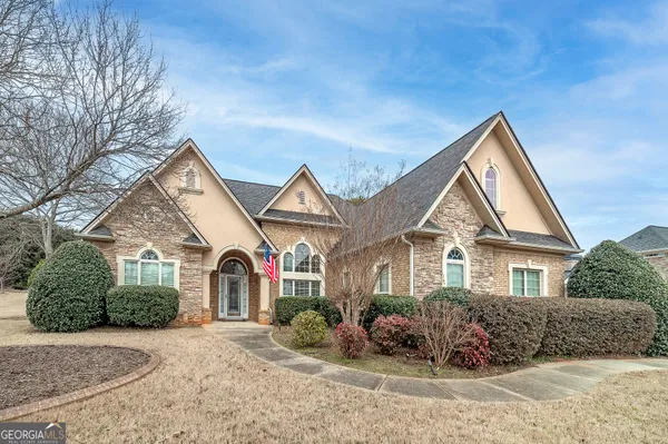 a view of a house with a yard