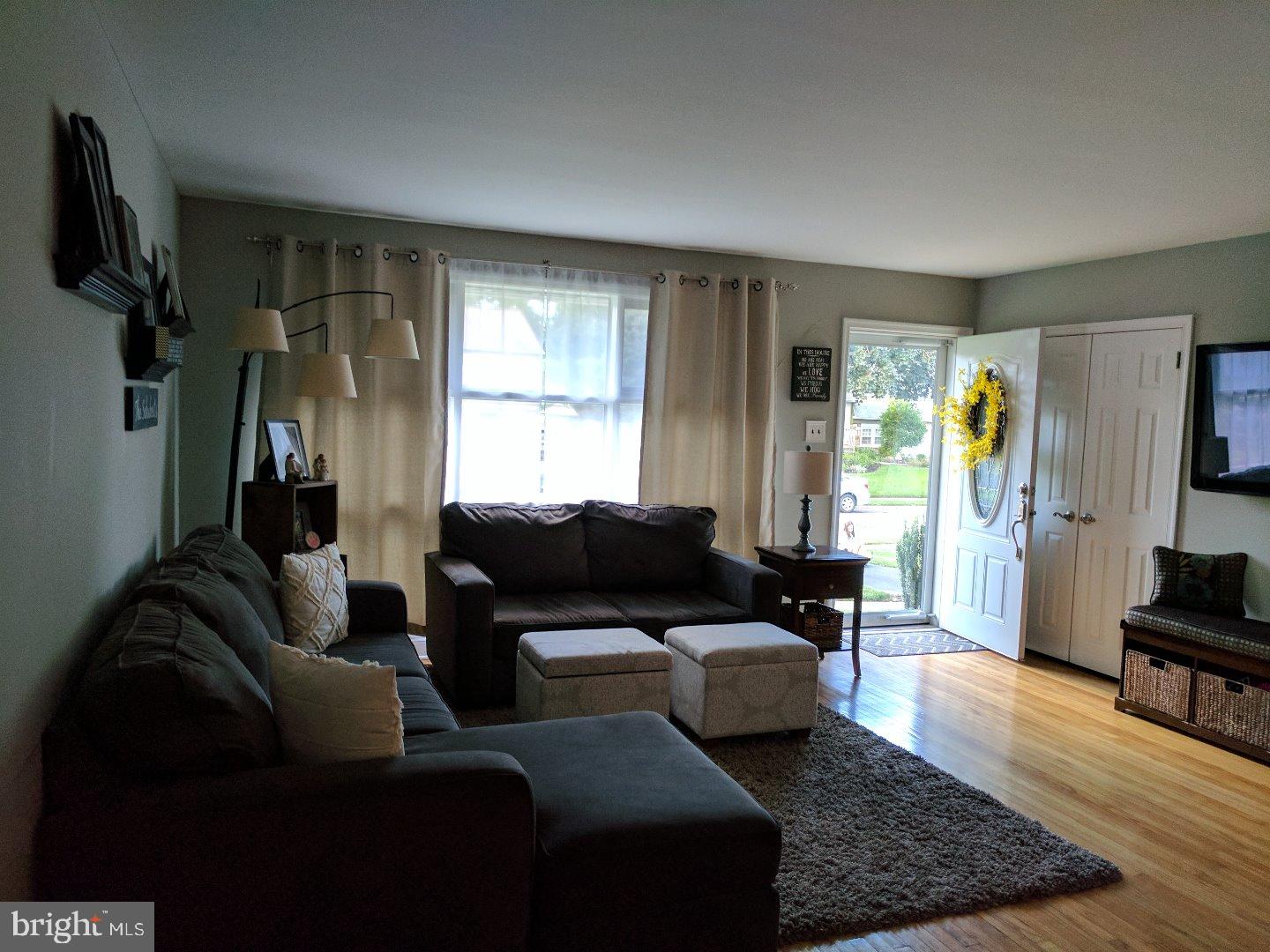 978 Windsor Road Warminster, PA 18974 - Photo 4 of 23 Living Room