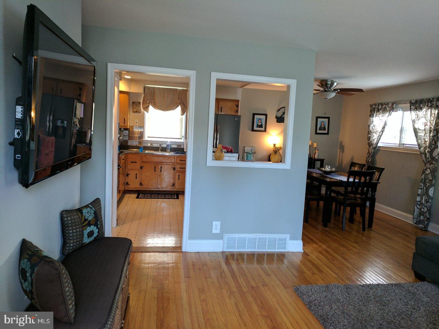978 Windsor Road Warminster, PA 18974 - Photo 5 of 23 Living Room