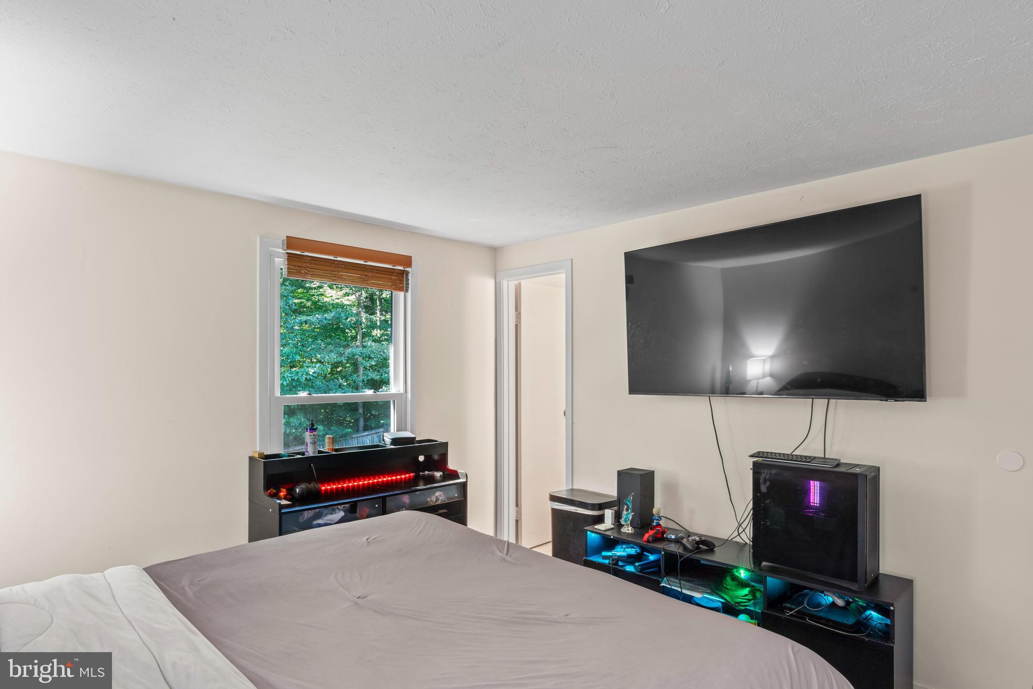 7627 Fallswood Way Lorton, VA 22079 - Photo 16 of 38 a room with furniture and a flat screen tv