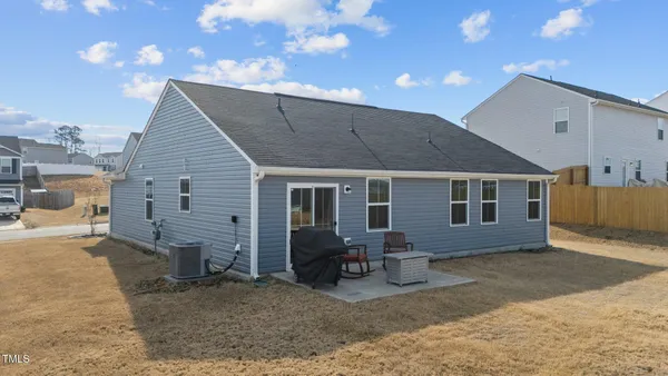 a view of a house with backyard