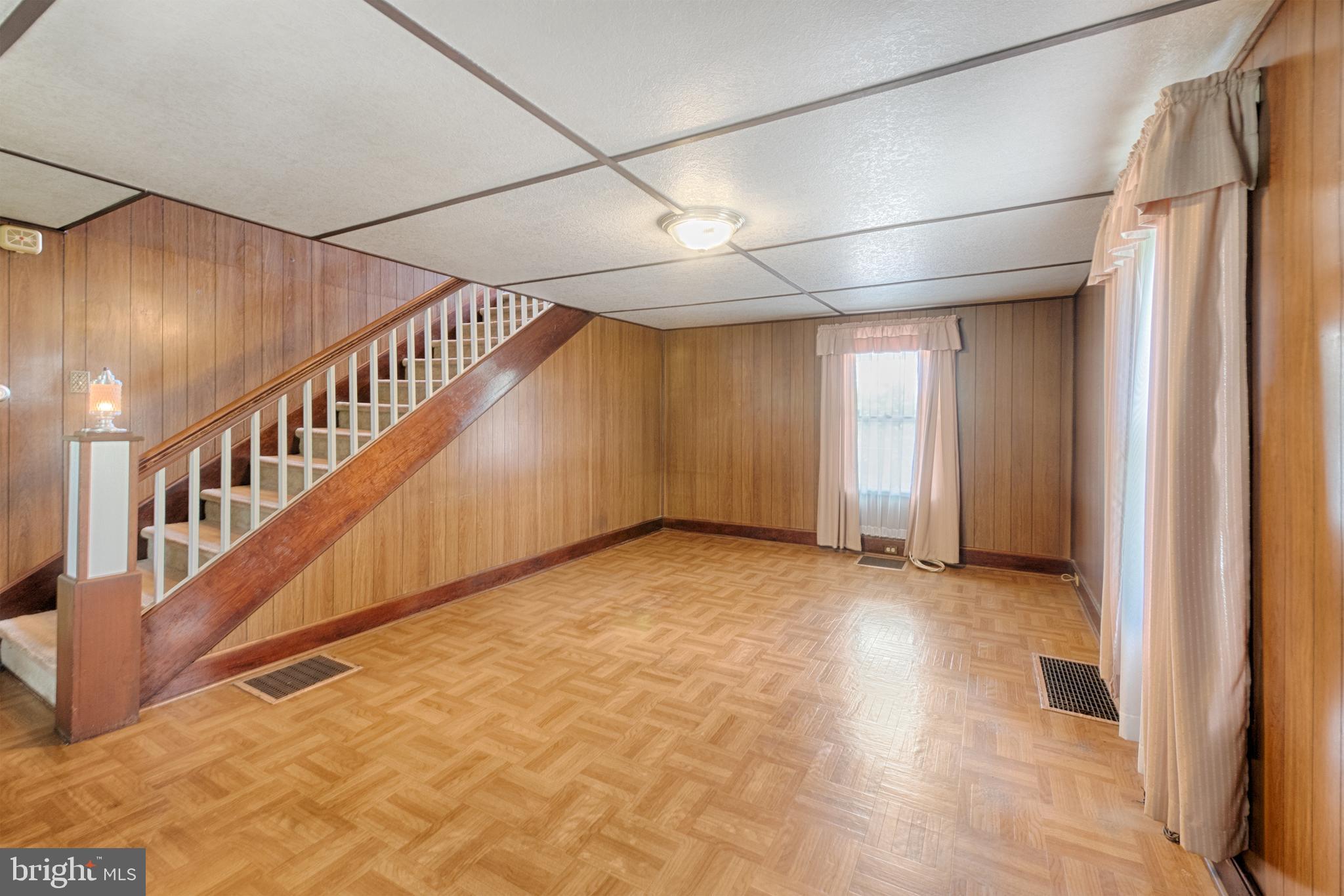425 Philadelphia Road Joppa, MD 21085 - Photo 5 of 34 Living Room
