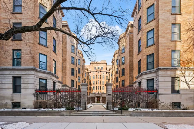 $350,000 | 550 West Surf Street, Unit 215, Chicago, IL 60657