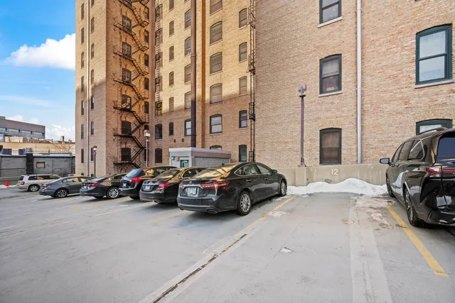$350,000 | 550 West Surf Street, Unit 215, Chicago, IL 60657
