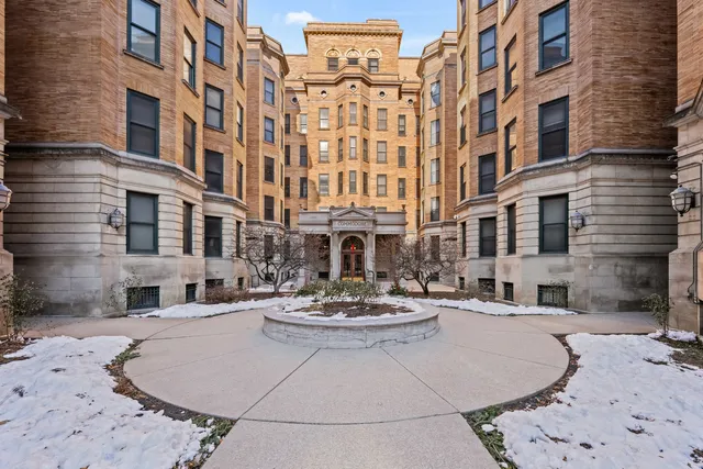 $350,000 | 550 West Surf Street, Unit 215, Chicago, IL 60657
