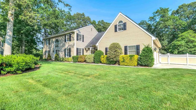 a view of a house with backyard