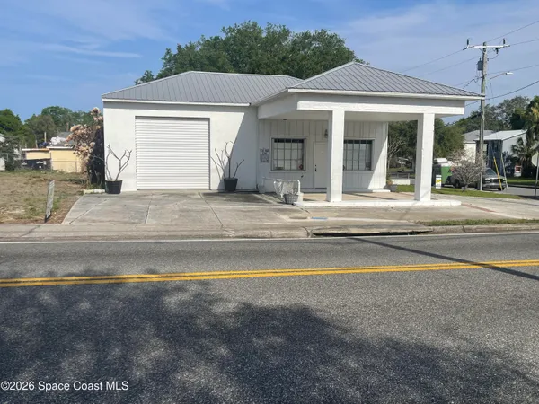 a view of a house with basketball court