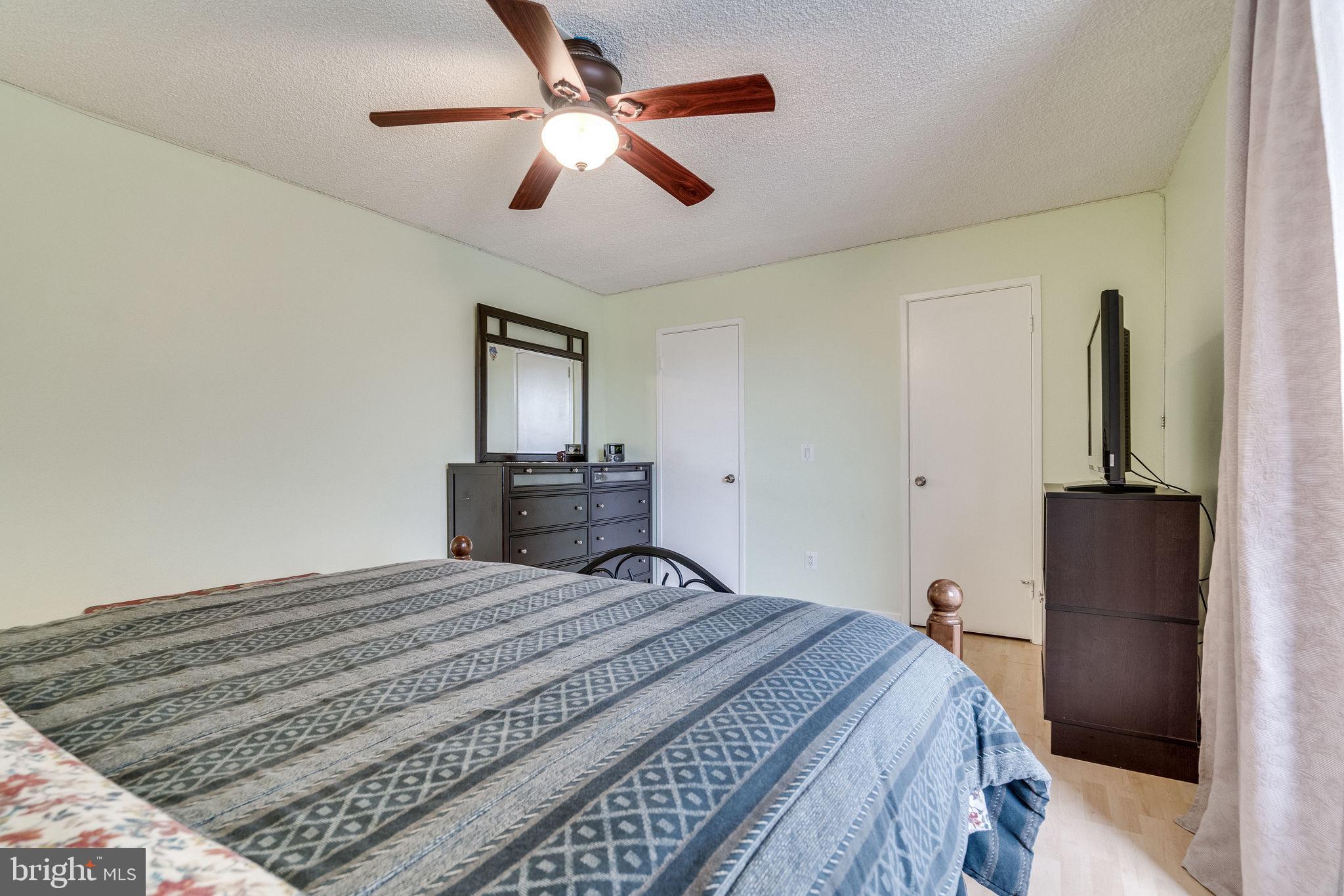 6101 Edsall Road, Unit 905 Alexandria, VA 22304 - Photo 31 of 62 a bedroom with a large bed and a chandelier