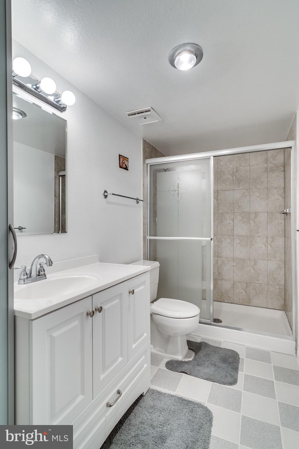 6101 Edsall Road, Unit 905 Alexandria, VA 22304 - Photo 39 of 62 a bathroom with a sink toilet and shower
