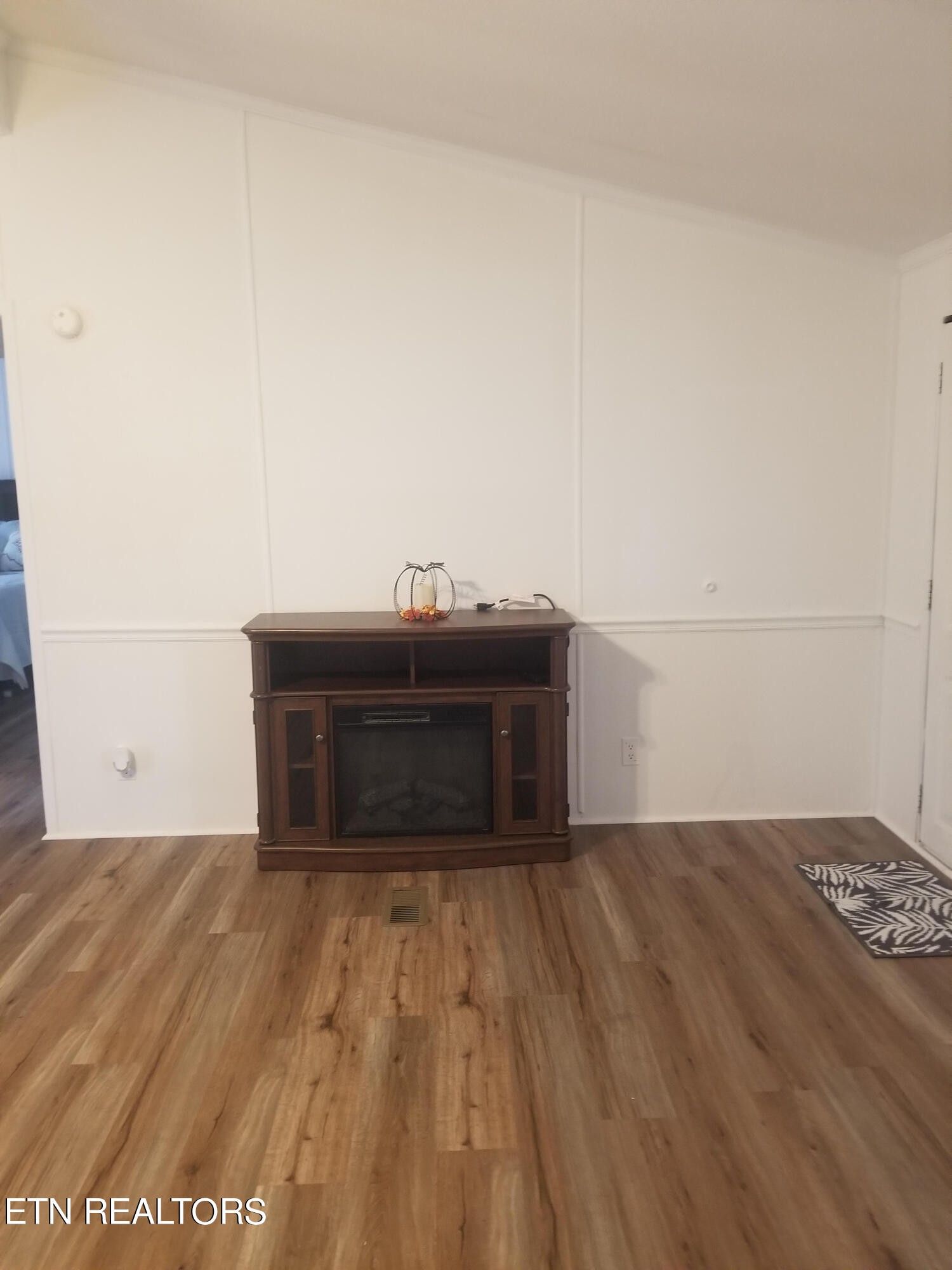 345 Fiske Road Harriman, TN 37748 - Photo 8 of 12 a view of a room with wooden floor