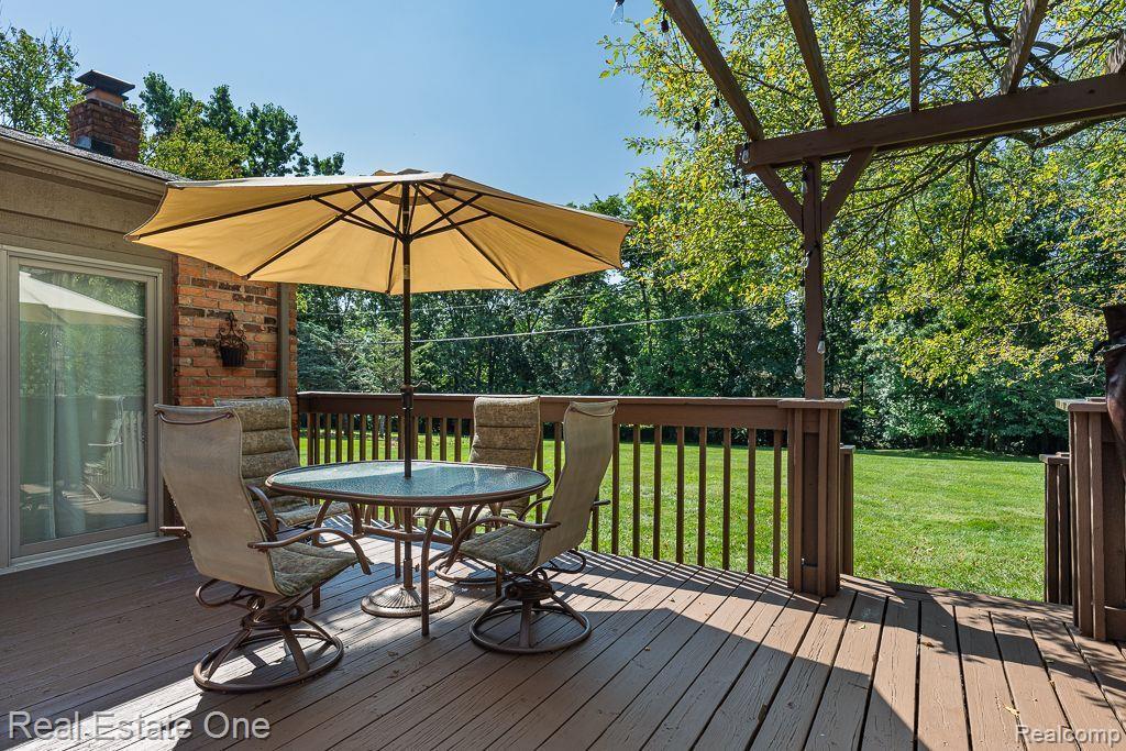 1692 Snowden Circle Rochester, MI 48306 - Photo 37 of 40 Deck OPENS to SPACIOUS Backyard