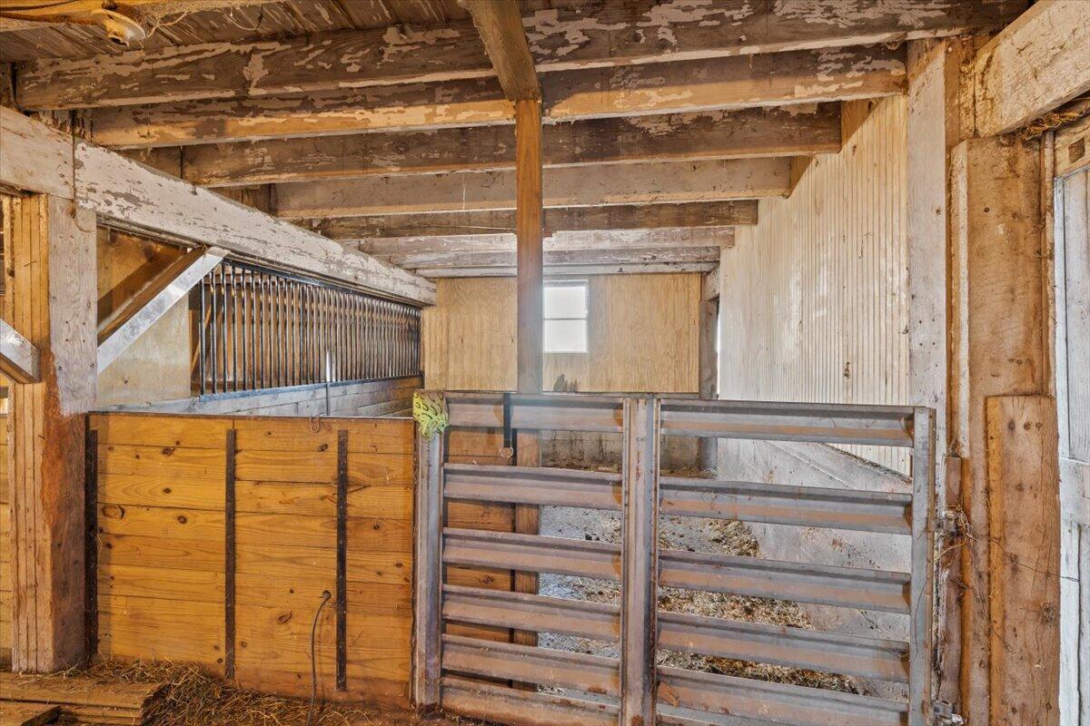 376 Wesley Chapel Road Jeffersonville, OH 43128 - Photo 42 of 47 stall2jeffersonville