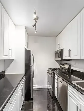 $4,250 | 888 8th Avenue, Unit 9B | Theater District