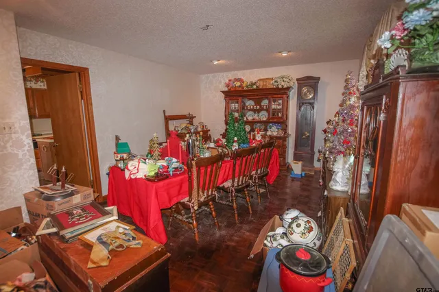 view of a livingroom with furniture