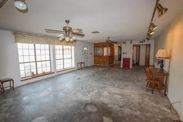 a view of a livingroom with furniture and a ceiling fan