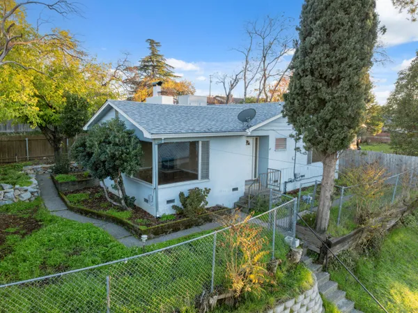 $299,900 | 2077 Skyline Drive, Redding, CA 96001