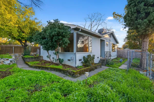 $299,900 | 2077 Skyline Drive, Redding, CA 96001