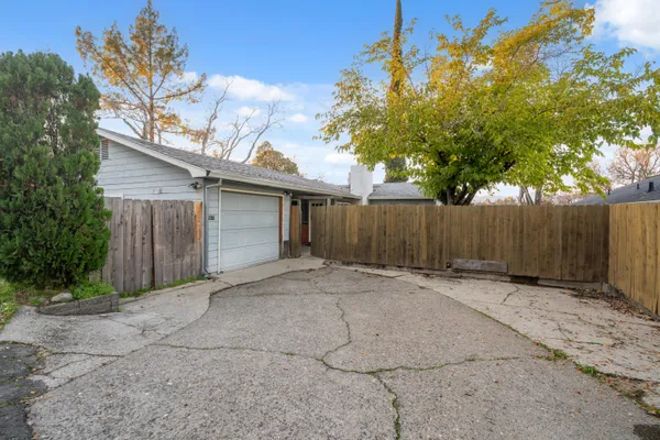 $299,900 | 2077 Skyline Drive, Redding, CA 96001