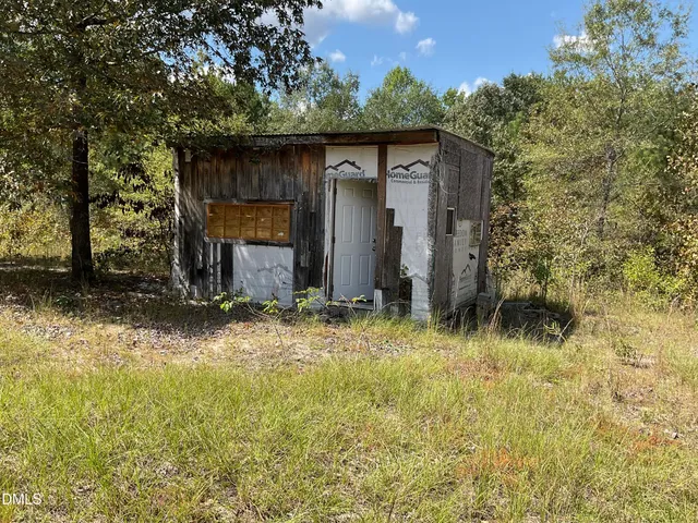 a view of a yard with a tree