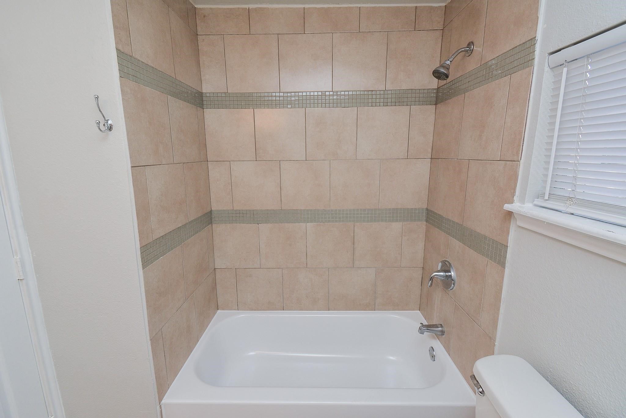 2118 Thonig Road, Unit B Houston, TX 77055 - Photo 6 of 28 Gallery Image 6