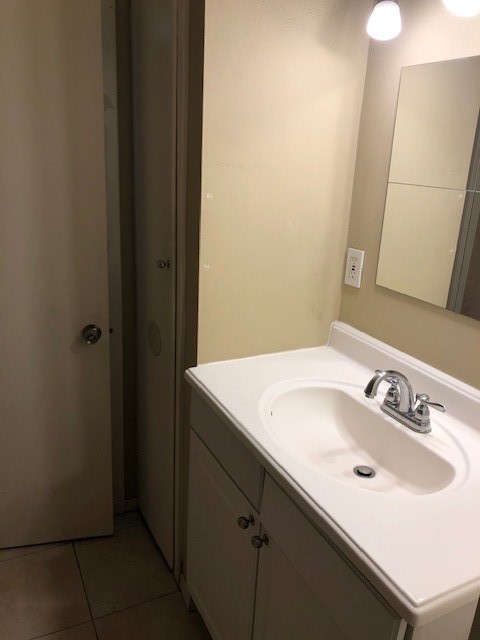 1901 South Voss Road, Unit 61 Houston, TX 77057 - Photo 18 of 22 a bathroom with a sink and a mirror