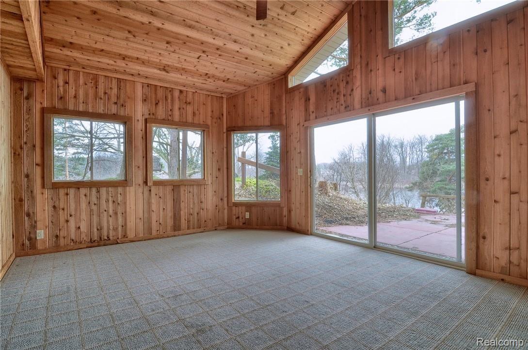 1081 Crooked Lake Road Fenton, MI 48430 - Photo 21 of 32 Sunroom.jpg
