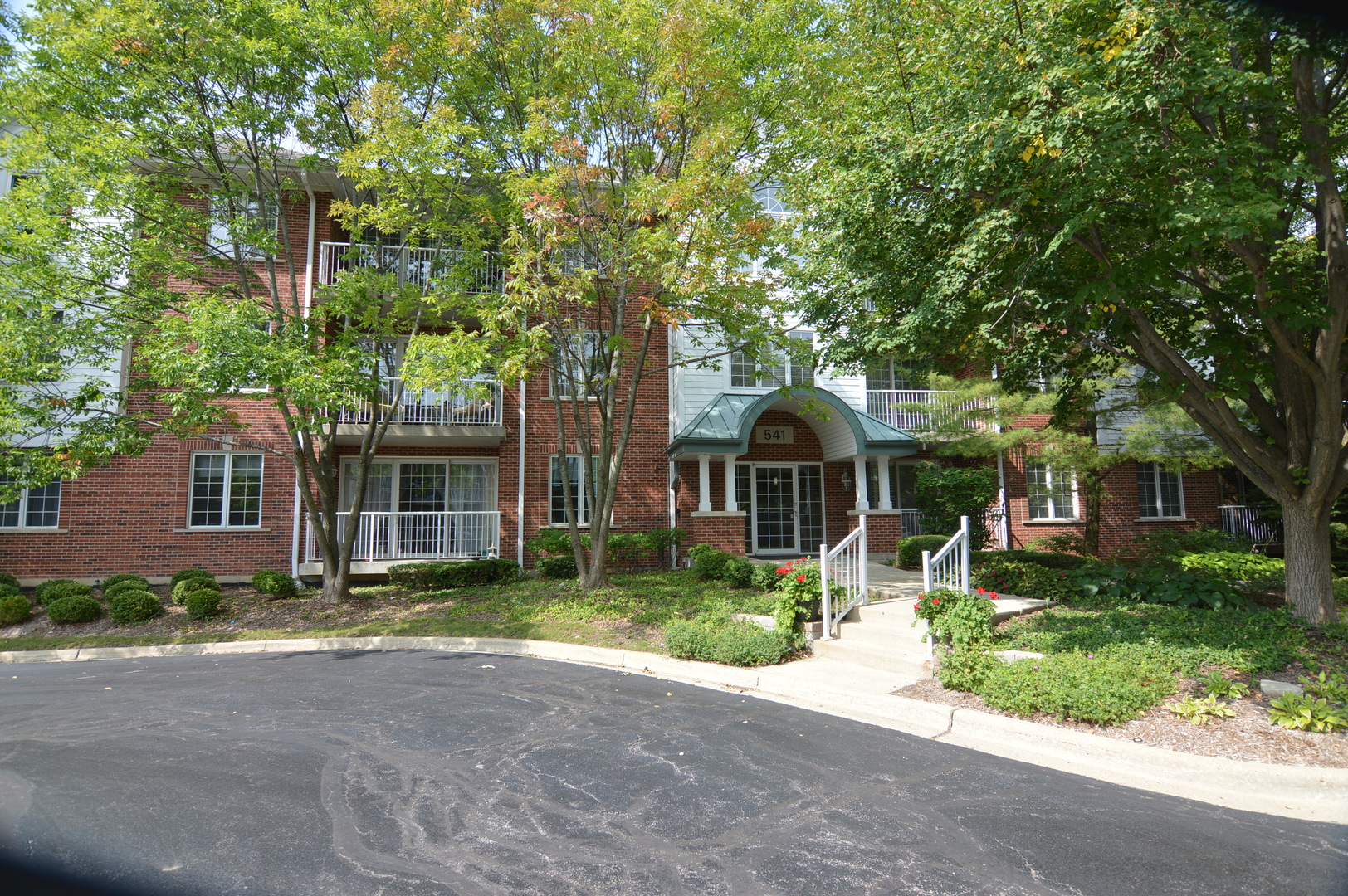 541 North Hough Street, Unit 101, Barrington, IL 60010 Compass