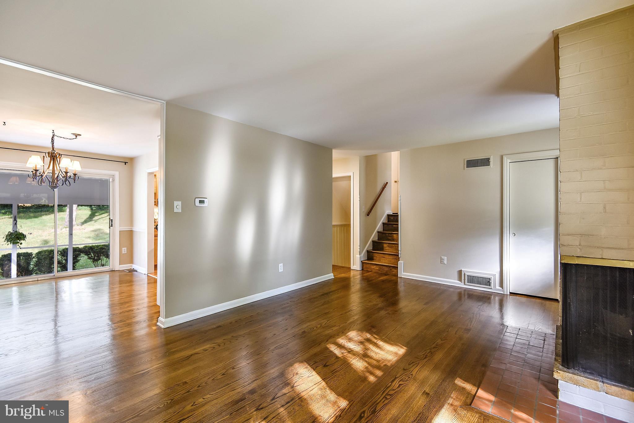 7102 Fort Hunt Road Alexandria, VA 22307 - Photo 3 of 30 Living Room