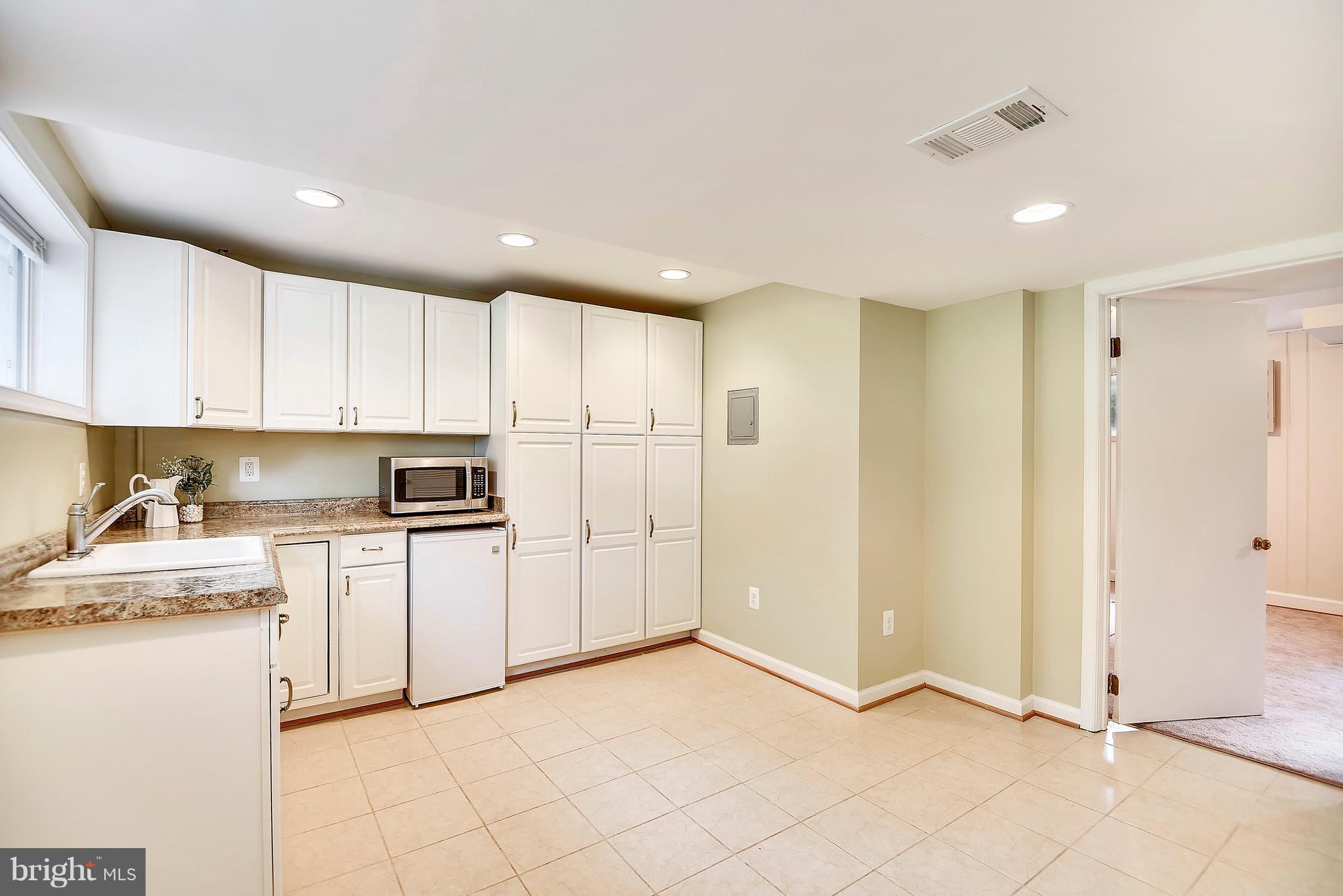 7102 Fort Hunt Road Alexandria, VA 22307 - Photo 22 of 30 Kitchenette