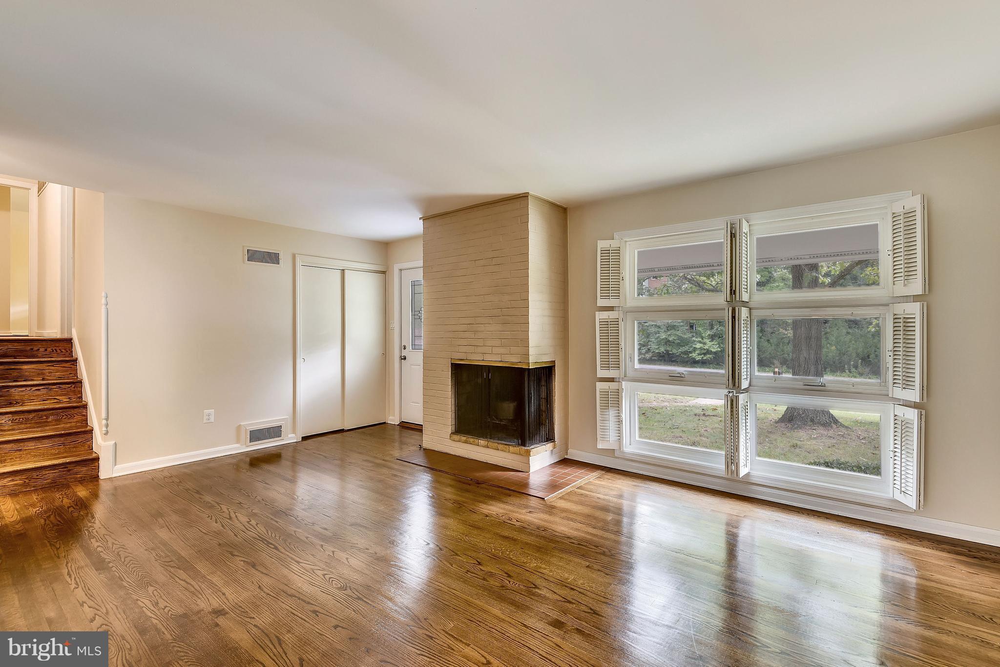 7102 Fort Hunt Road Alexandria, VA 22307 - Photo 4 of 30 Living Room