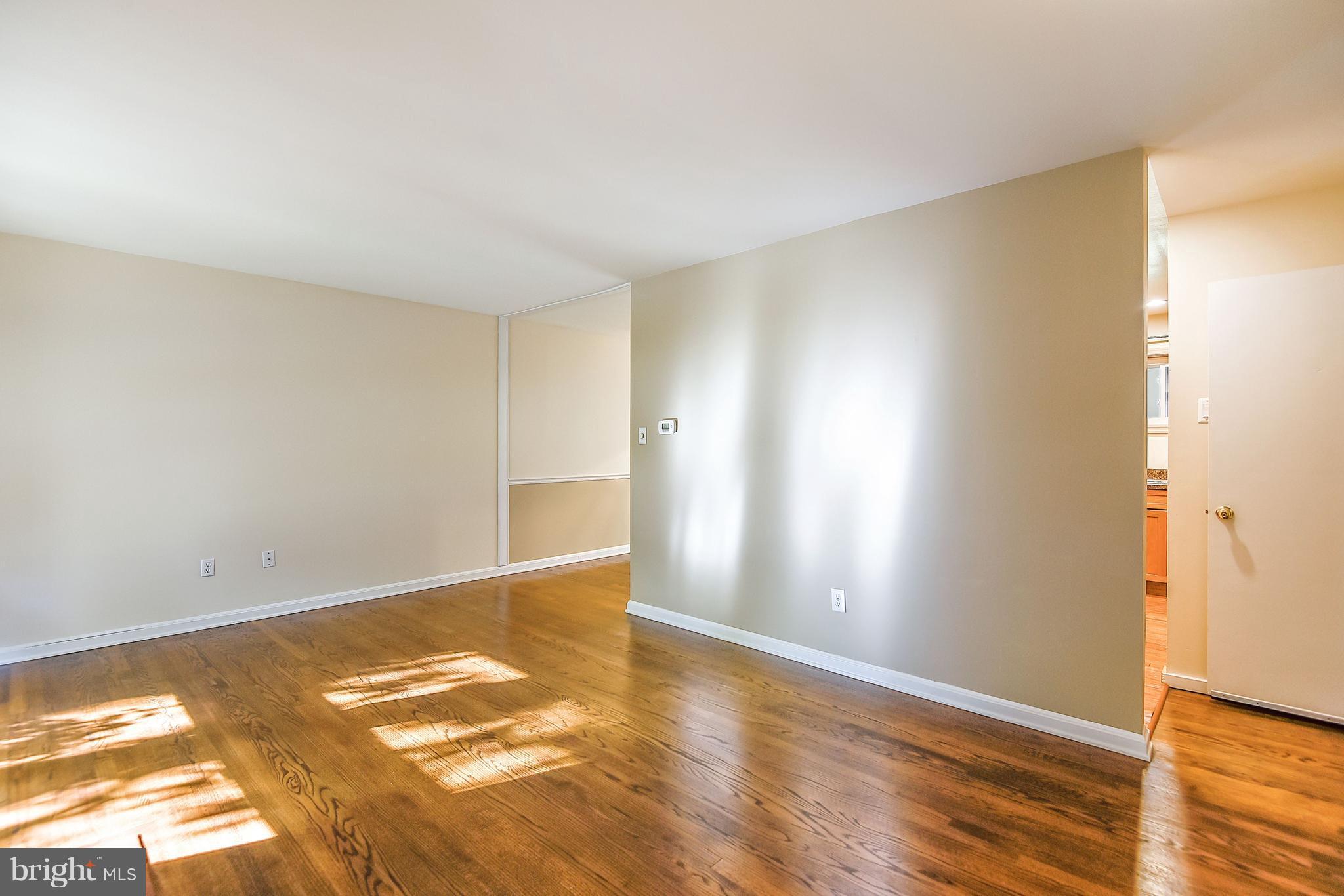 7102 Fort Hunt Road Alexandria, VA 22307 - Photo 6 of 30 Living Room