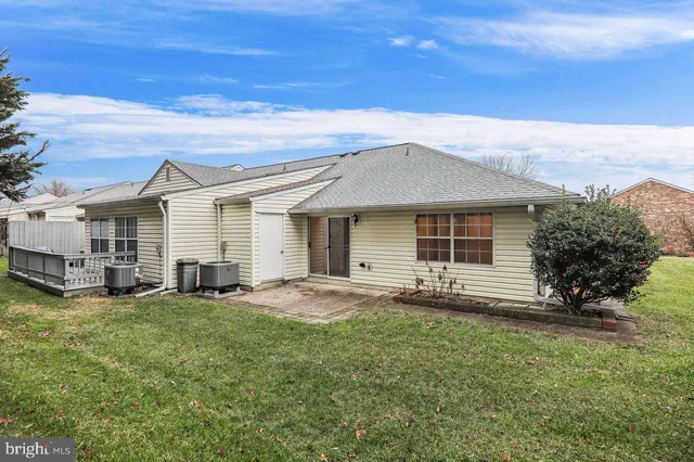 a view of a house with backyard and trees
