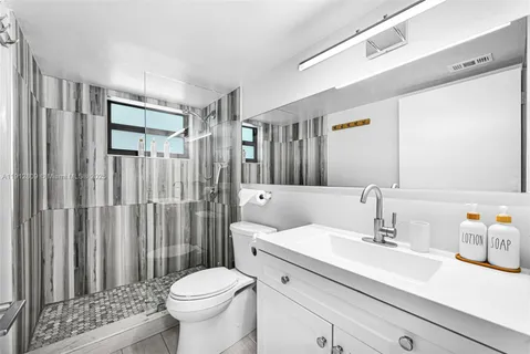 $425,000 | 1418 Collins Avenue, Unit 302, Miami Beach, FL 33139