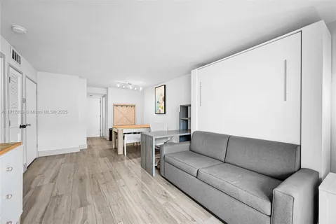 $425,000 | 1418 Collins Avenue, Unit 302, Miami Beach, FL 33139